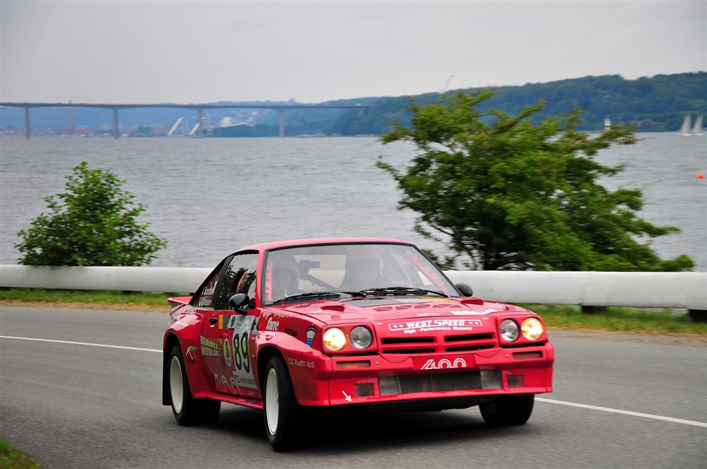 Erfaren vinder: Jan Sørensen fra Hammel driver sin Opel Manta 400 væk fra Vejle Fjord med motorvejsbroen i baggrunden og kører op af bjerget på vej mod sejren i Munkebjerg Hillclimb 2011. I år vil han forsøge at vinde igen
(Foto: Michael Eisenberg)